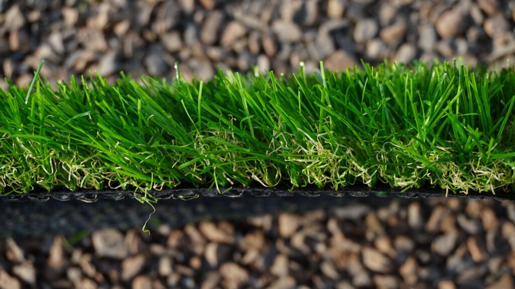Green​ leaf ความสูง 3 ซม.(แก้ไขหน้านี้ ) เป็นหญ้าเทียมรุ่นประหยัดที่ออกแบบมาให้ให้งานได้ทั้ง indoorและoutdoor มีความนุ่มและคืนตัวจากการเดินเหยียบย่ำได้ดีมาก นอกจากนั้นยังมีการเคลือบ​สารป้องกันรังสี UV จึงทำให้การใช้งานยาวนานมากกว่า 5 ปี ​มีความสูง 3 ซม. ใบหญ้ามีรูปทรง U-Shape​ ช่วยทำให้การดีดคืนตัวดีขึ้น มีเอกสารรับรองปราศจาก​โลหะหนัก​จึงปลอดภัยต่อสุขภาพ​ Spectification – ความหนาแน่นของของเส้นใย 10,000 Dtex – แถวทอหญ้าเทียม (3 นิ้ว/8 แถวทอ) – ถัก 16 ฝีเข็ม/10 ซม. – ความสูงใบหญ้ามีให้เลือก 3 ซม. – ขนาดของแผ่นหญ้า 2×25 เมตร/ม้วน